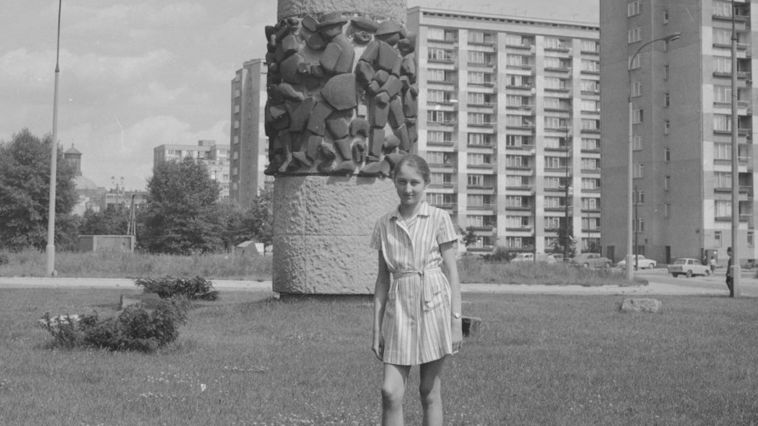 Blur dla zdjęcia do kartki: Pomnik Czynu Chłopskiego przy Grzybowskiej