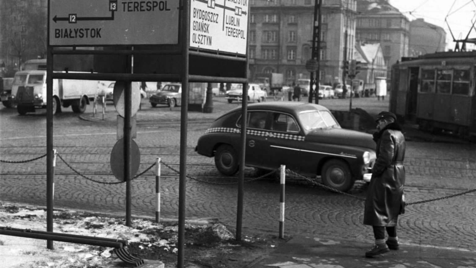 Blur dla zdjęcia do kartki: Pierwsze powojenne taksówki warszawskie