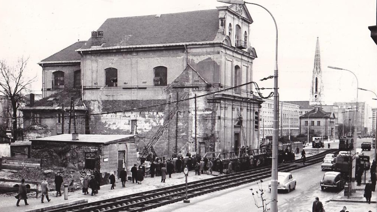Blur dla zdjęcia do kartki: Przesunięcie kościoła przy al. Solidarności (d. al. Świerczewskiego)
