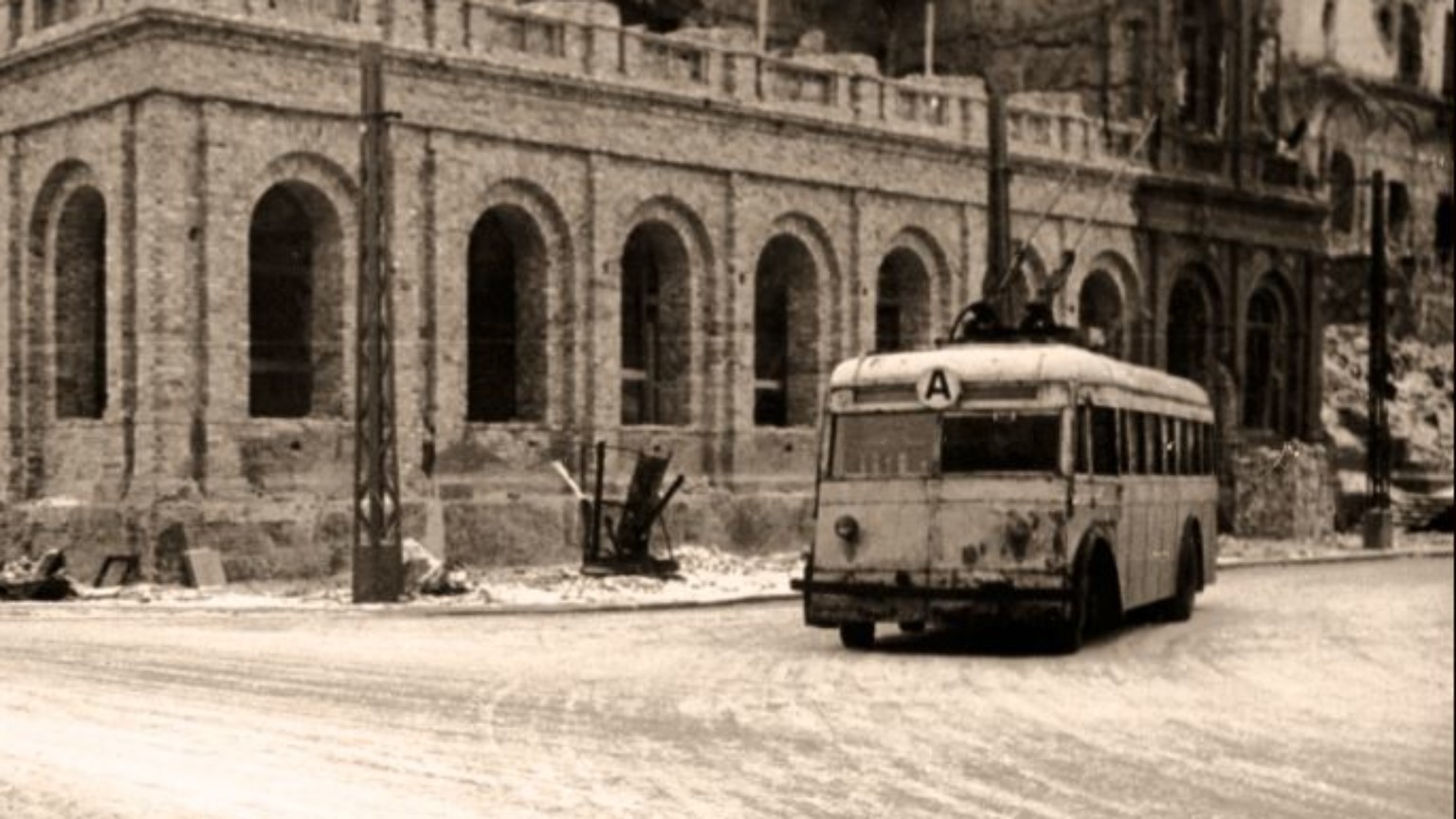 Blur dla zdjęcia do kartki: Pierwsze warszawskie trolejbusy