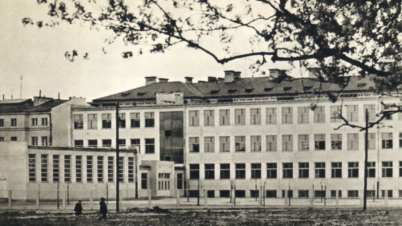 Blur dla zdjęcia do kartki: Pierwsza warszawska tysiąclatka
