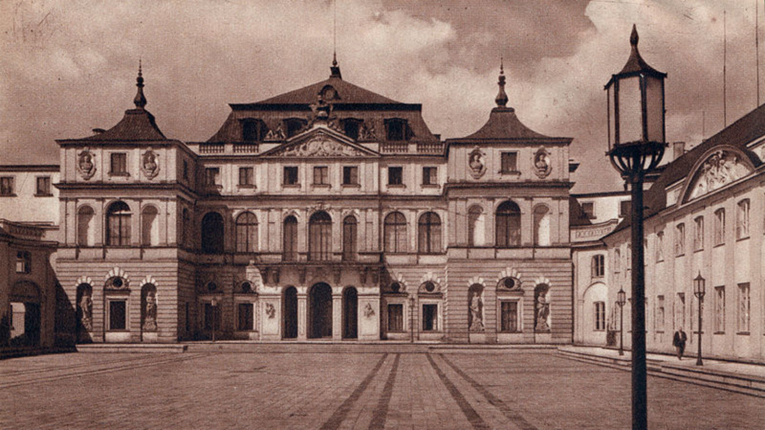 Blur dla zdjęcia do kartki: Wysadzenie pałacu Brühla