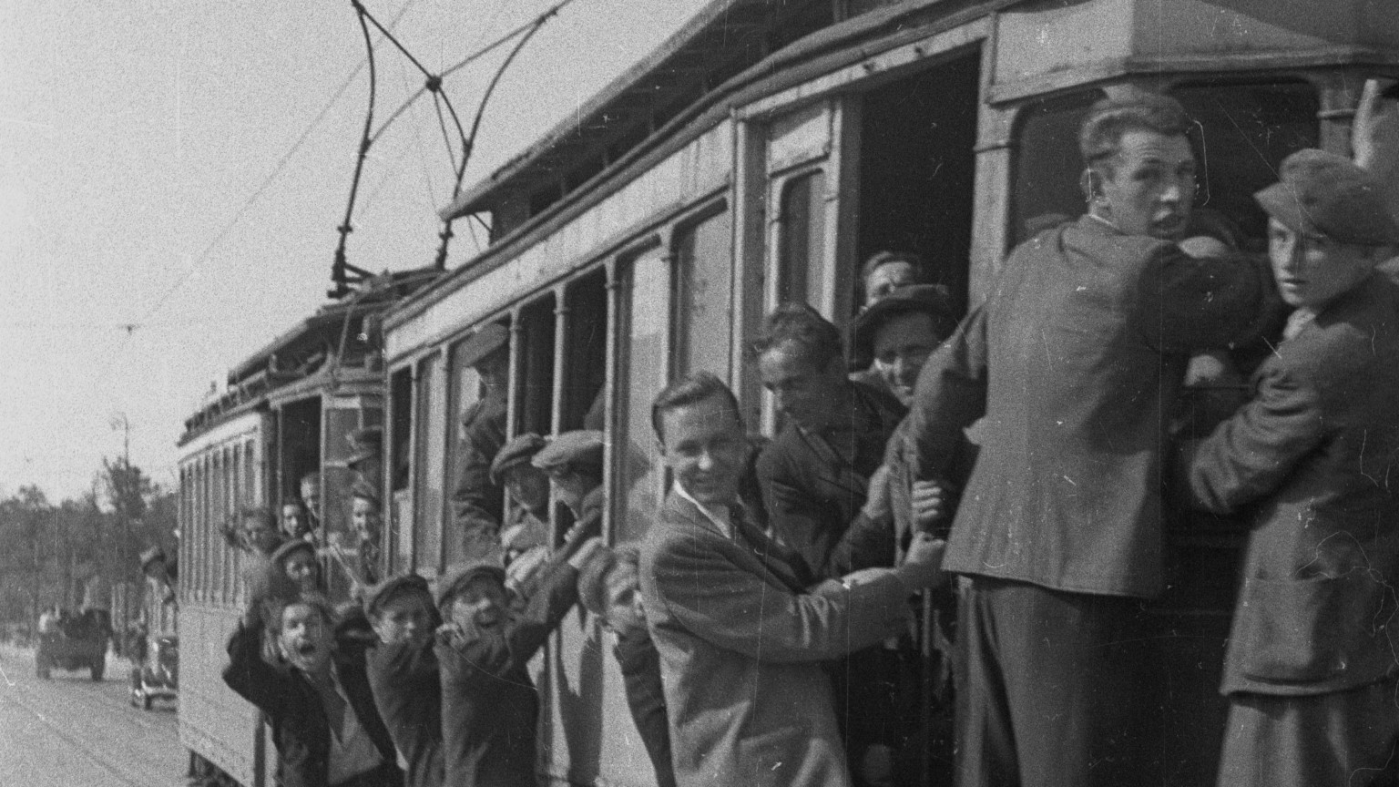 Blur dla zdjęcia do kartki: Pierwszy tramwaj po wojnie