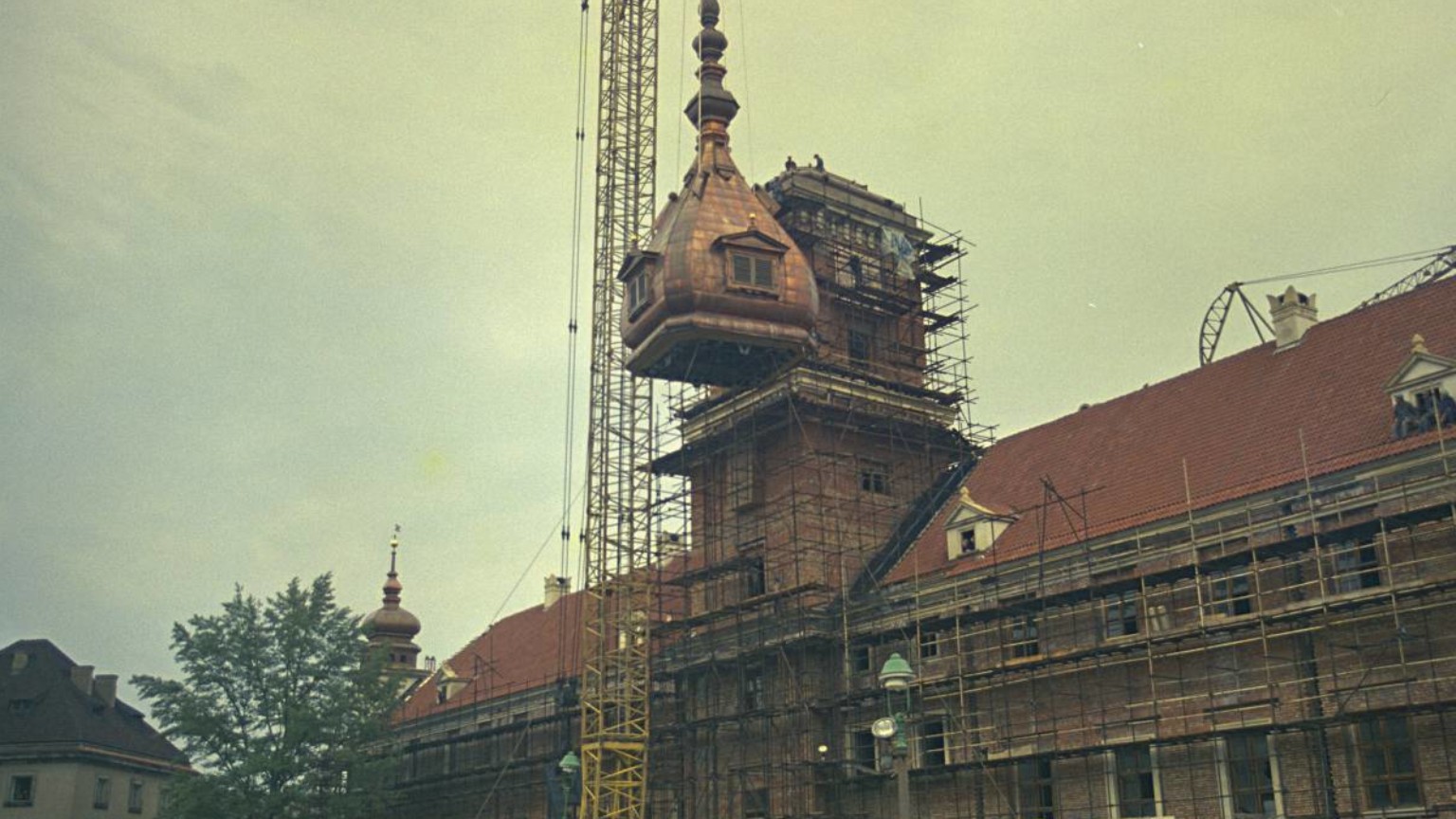 Blur dla zdjęcia do kartki: Zamek Królewski (od)zyskuje wieżę